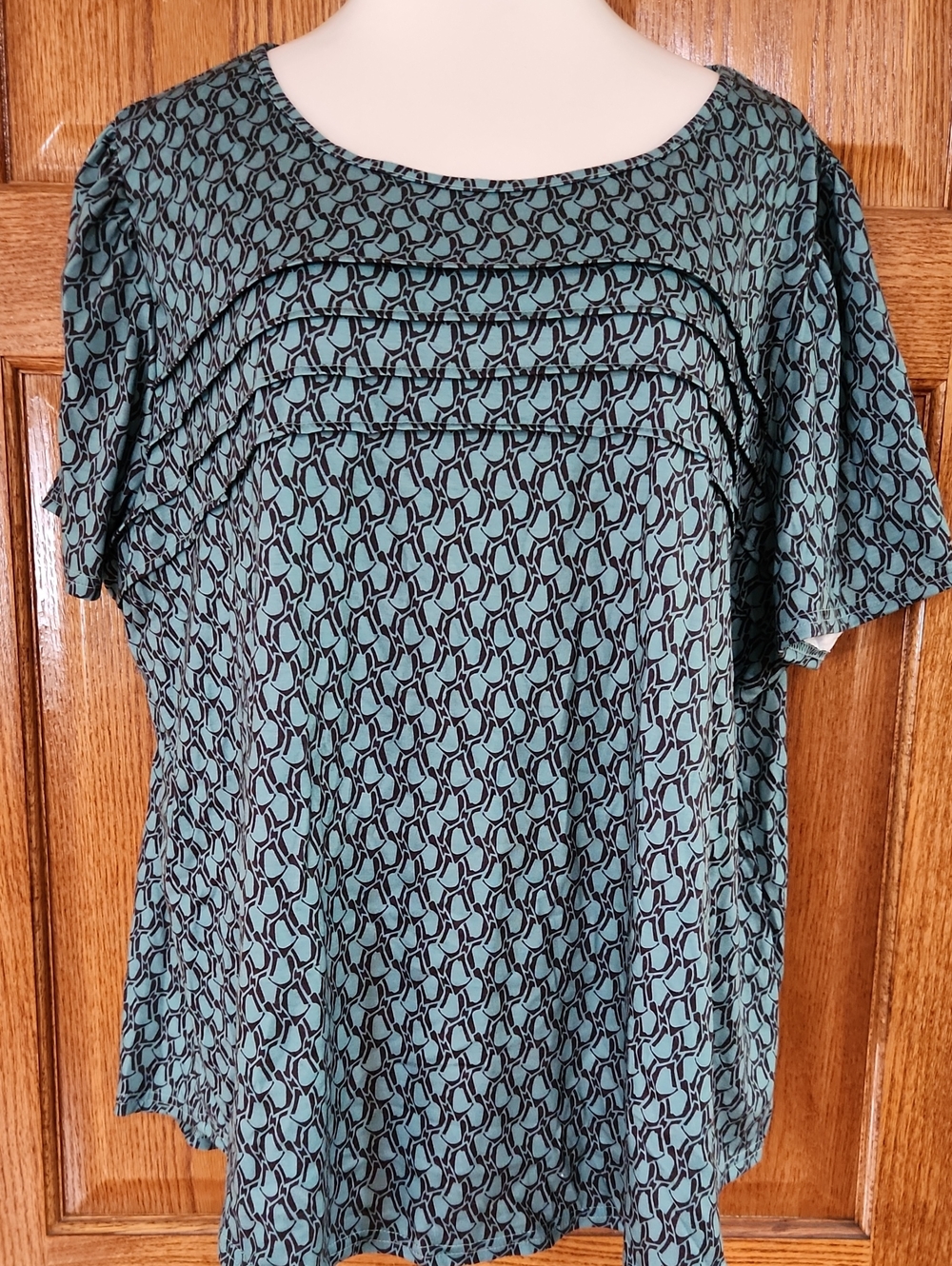Women’s Green And Black Geometric Pintuck Short-Sleeve Blouse
